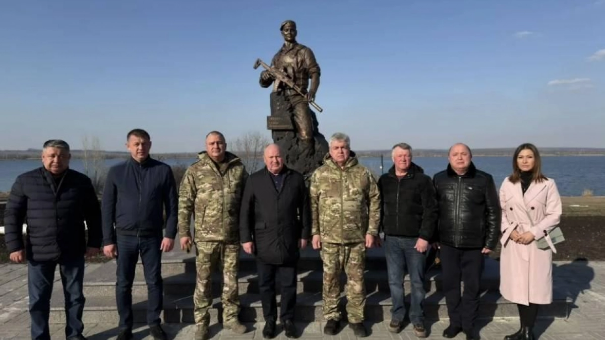 Делегация Татарстана почтила память подполковника, остановившего наступление на Курскую АЭС