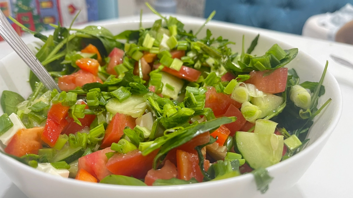 Врач ставит точку в многолетнем споре: правда ли сочетание помидоров и огурцов опасно для здоровья