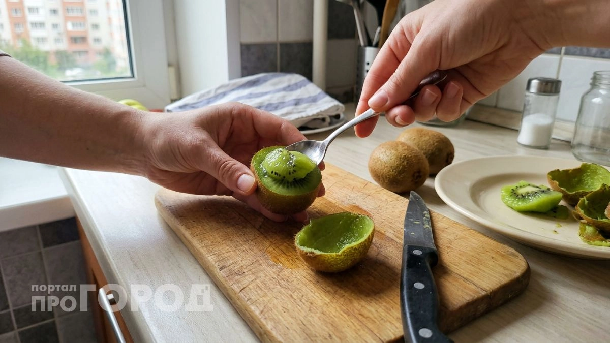 Больше не выкидываю половину киви вместе со шкуркой, ведь этот простой прибор отделяет всю мякоть за пару секунд