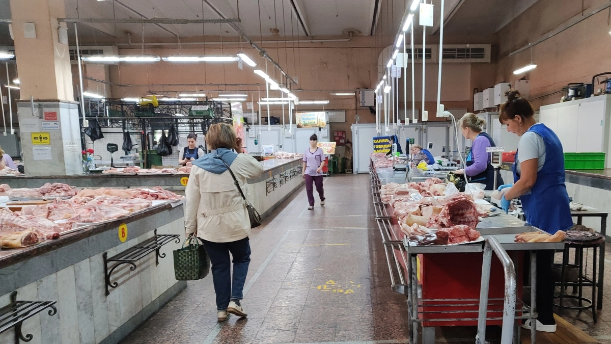 Почему на рынке нет ценников: хитрость продавцов или необходимость — разбираем скрытые правила торговли мясом