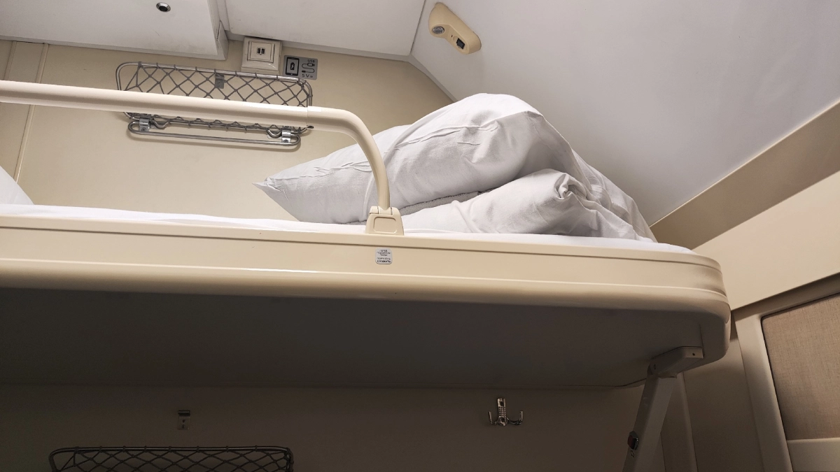 Нижняя полка — моя: жёсткий спор в поезде из‑за места — кто прав, кто виноват