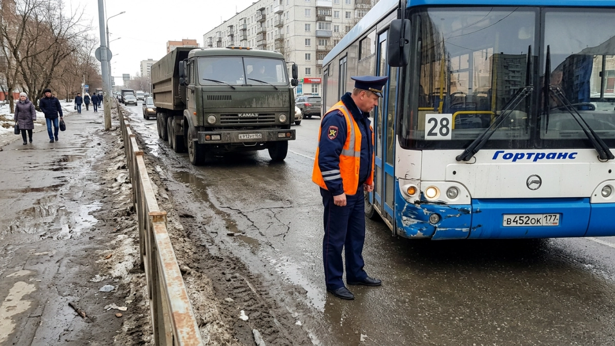 Фура и автобус столкнулись у областной больницы в Курске