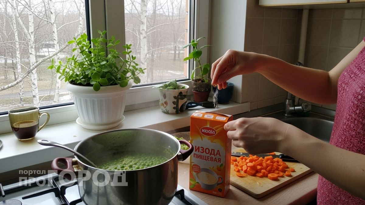 Я просто кладу щепотку соды в кастрюлю и горох разваривается в пюре за 15 минут без замачивания