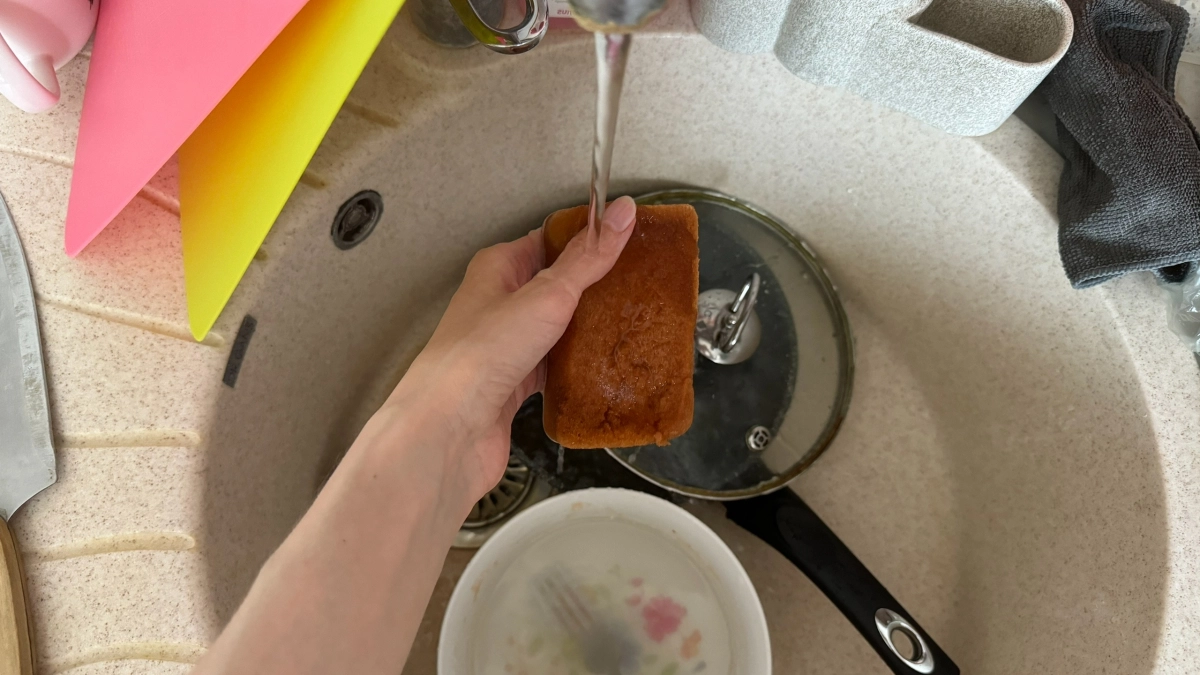 Россиянка ахнула, когда увидела, как в Англии моют посуду: почему они едят с тарелок, покрытых пеной