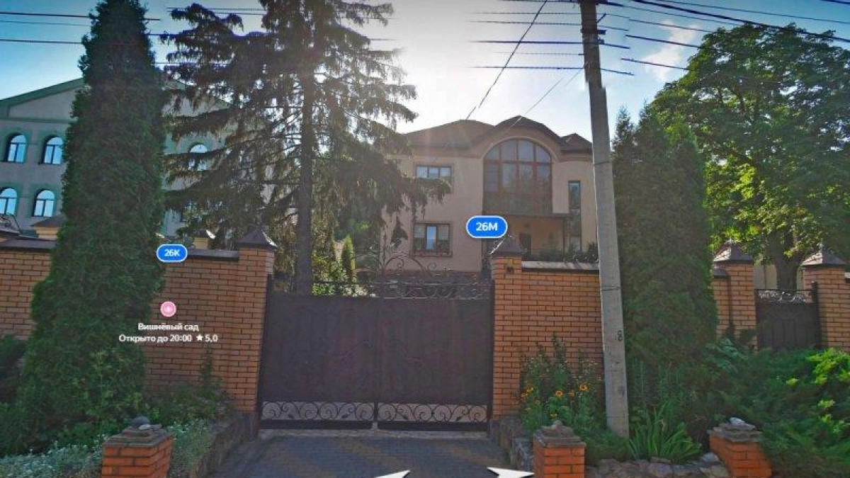 Суд арестовал особняк и Mercedes экс-губернатора Курской области Смирнова