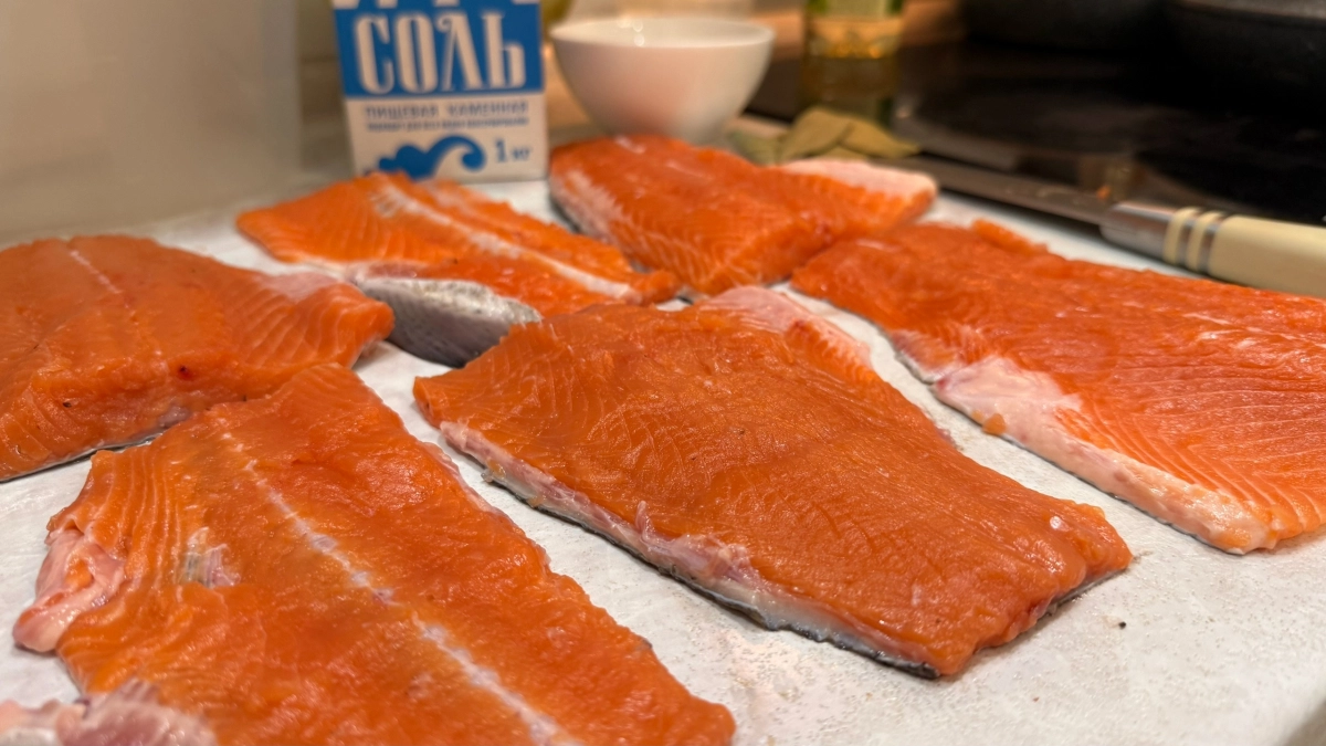 Дорогая рыба — не значит хорошая: эксперт рассказал, как нас обманывают в магазинах