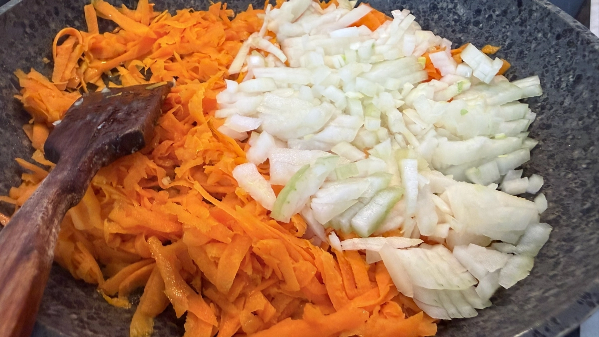 Повар раскрыл правду: почему дома лук всегда горчит, а в кафе — тает во рту