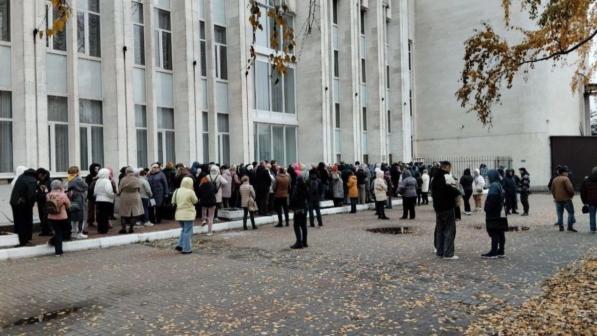 Больше 300 курян заняли очередь с вечера ради билетов на «Большие гастроли»