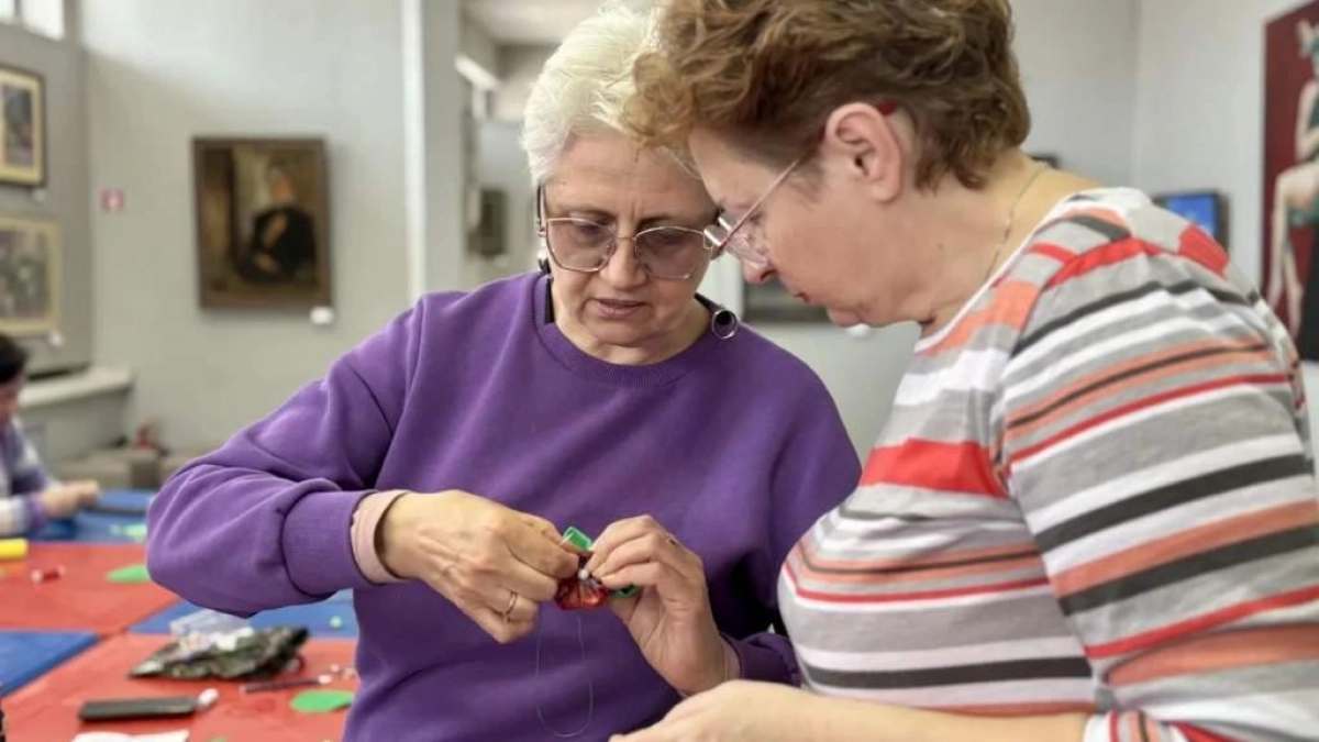 Участницы «Курского долголетия» сшили броши своими руками на мастер-классе