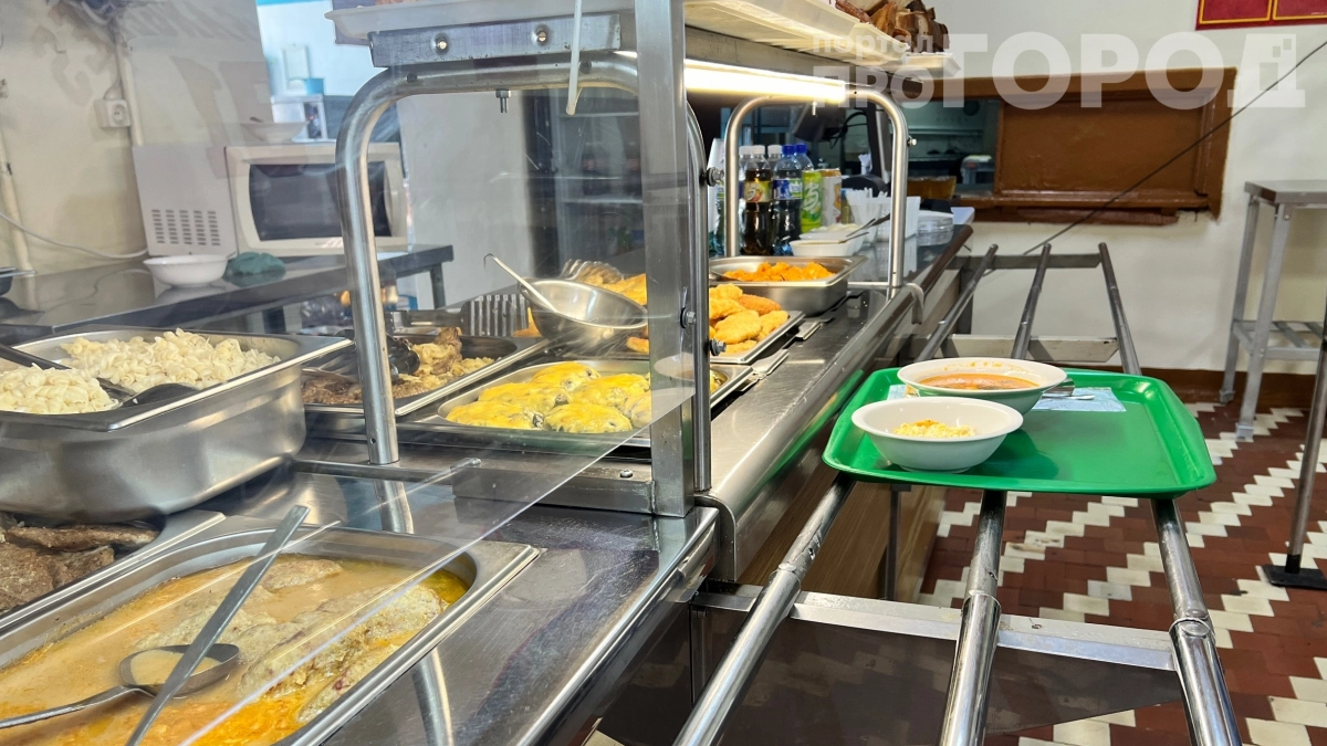 Американка смеялась над обедом за 250 рублей — а потом съела всё до крошки: что её удивило в московской столовой