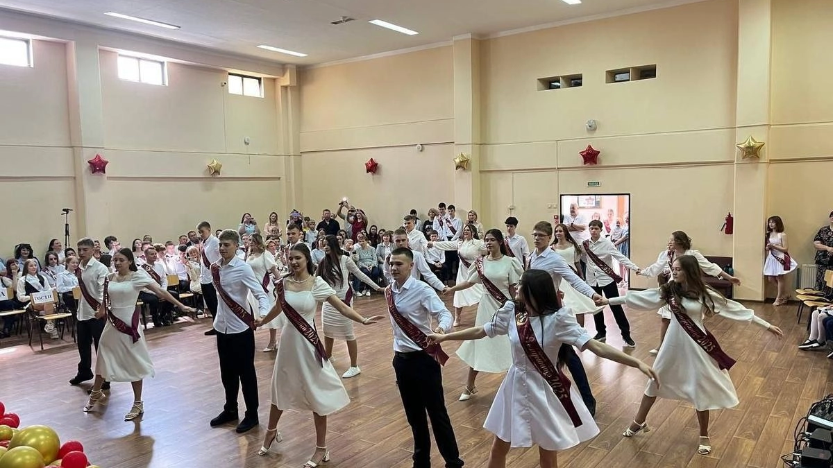 Последние звонки в Курске пройдут в закрытых помещениях из-за оперативной обстановки