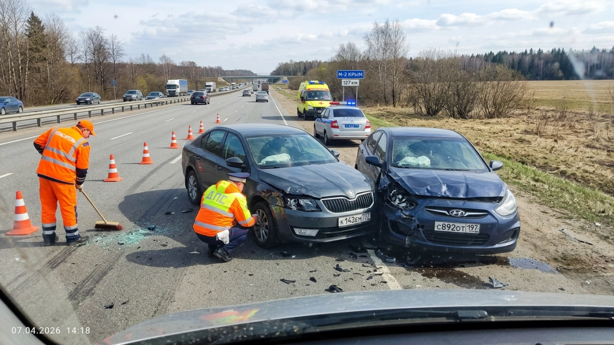 Лобовое столкновение Hyundai и Skoda на М-2: обе машины лишились моторных отсеков