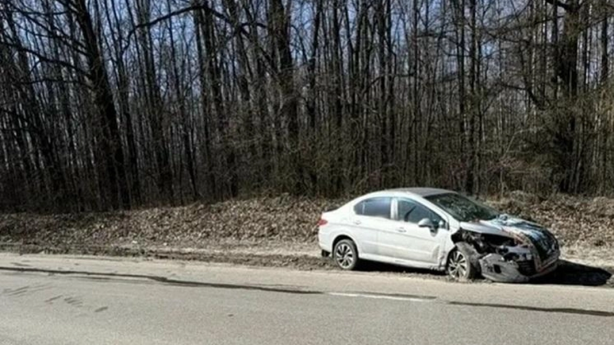 Утреннее ДТП в Курске: «Пежо» и «Лада Приора» столкнулись на улице 50 лет Октября