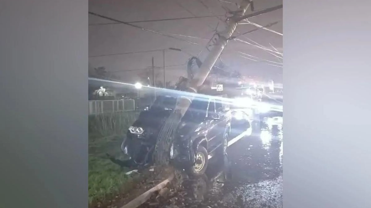 УАЗ «Патриот» снёс опору в Курске и оставил два маршрута без троллейбусов