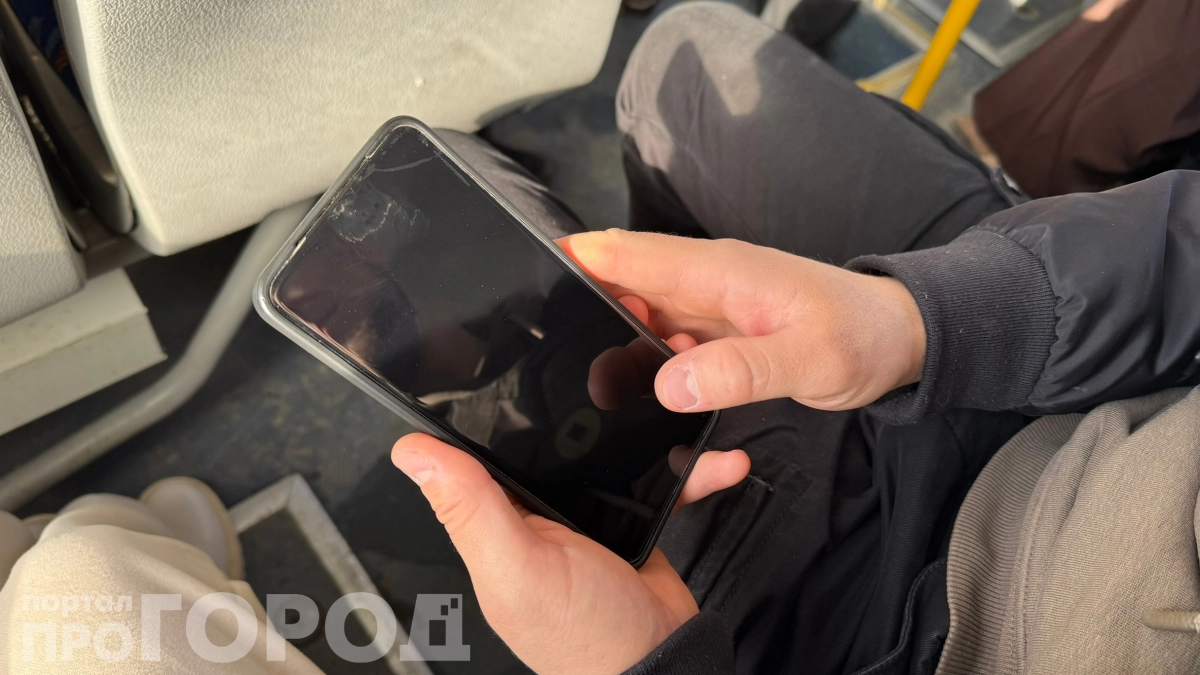 Вы рискуете не только телефоном: чем грозит привычка носить гаджет в заднем кармане