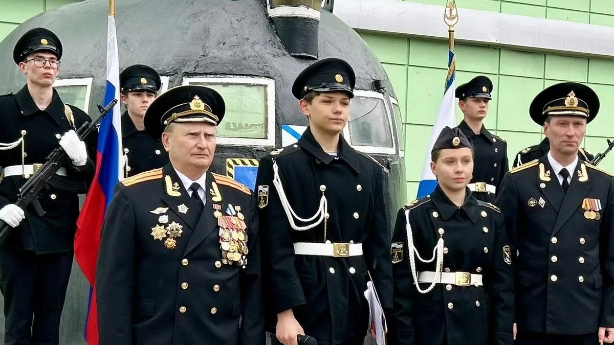 В Курске школьники почтили память 42 погибших моряков «Комсомольца»