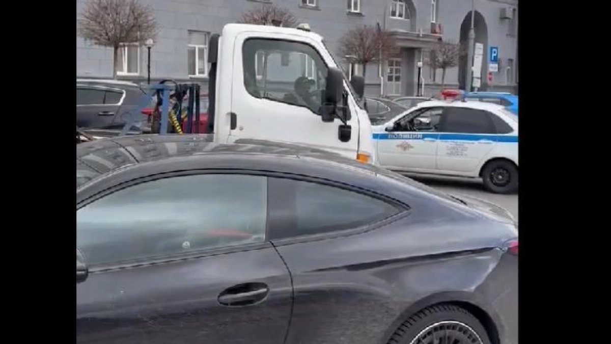 Мэр Курска лично показал, как эвакуируют машины у мэрии