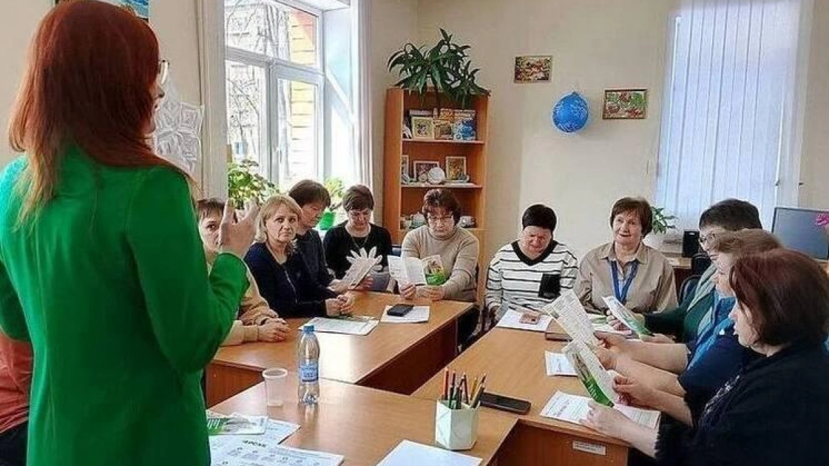 Пенсионеры Курской области плетут маскировочные сети и осваивают цифровые сервисы