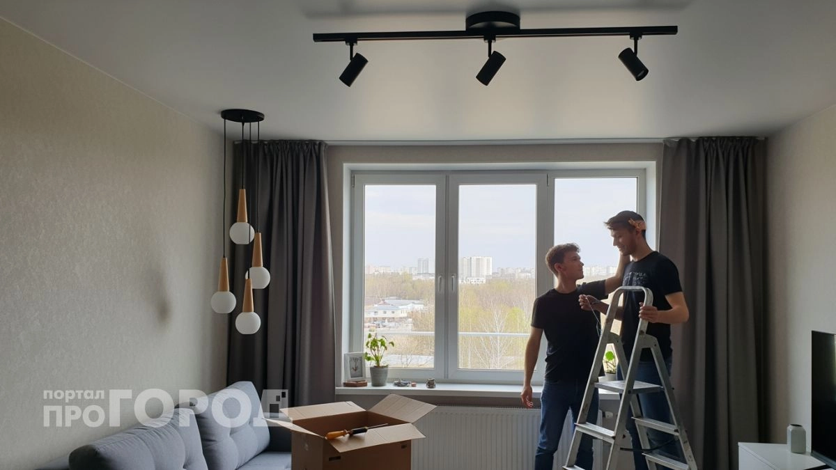 Выкиньте люстры из квартиры: этот простой прием дизайнеров визуально поднимает потолки и дарит объем