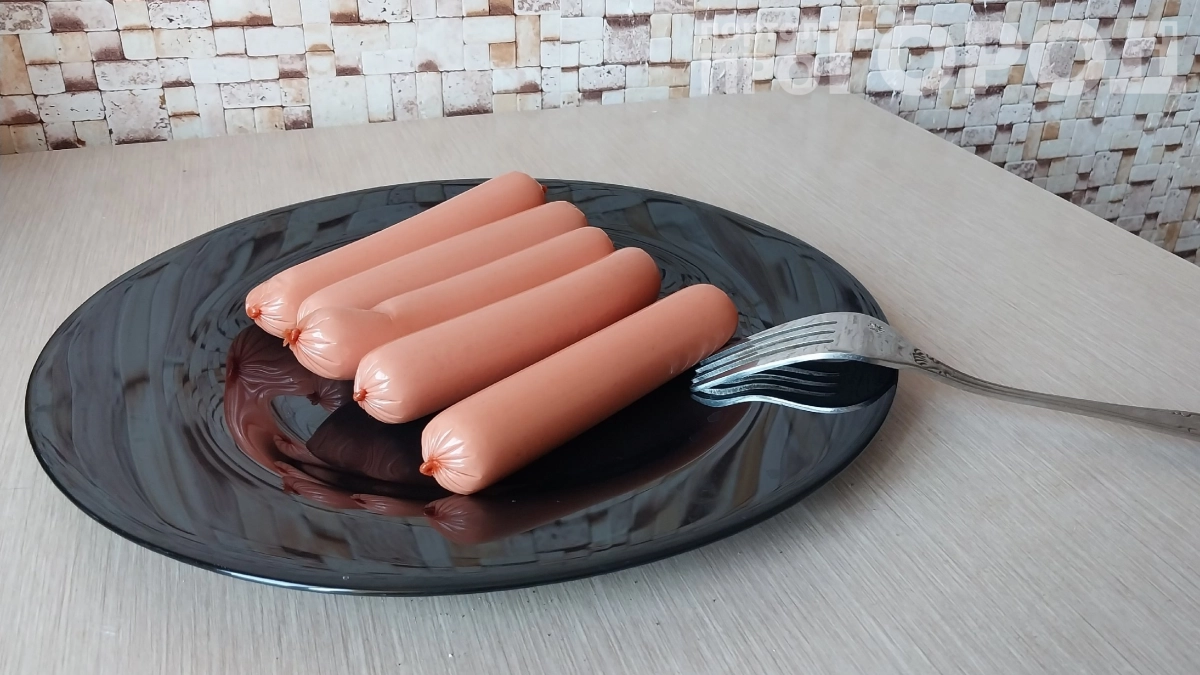 Никогда не ешьте сосиски сырыми: 2 секрета варки, которые превращают резину в шедевр — вы удивитесь