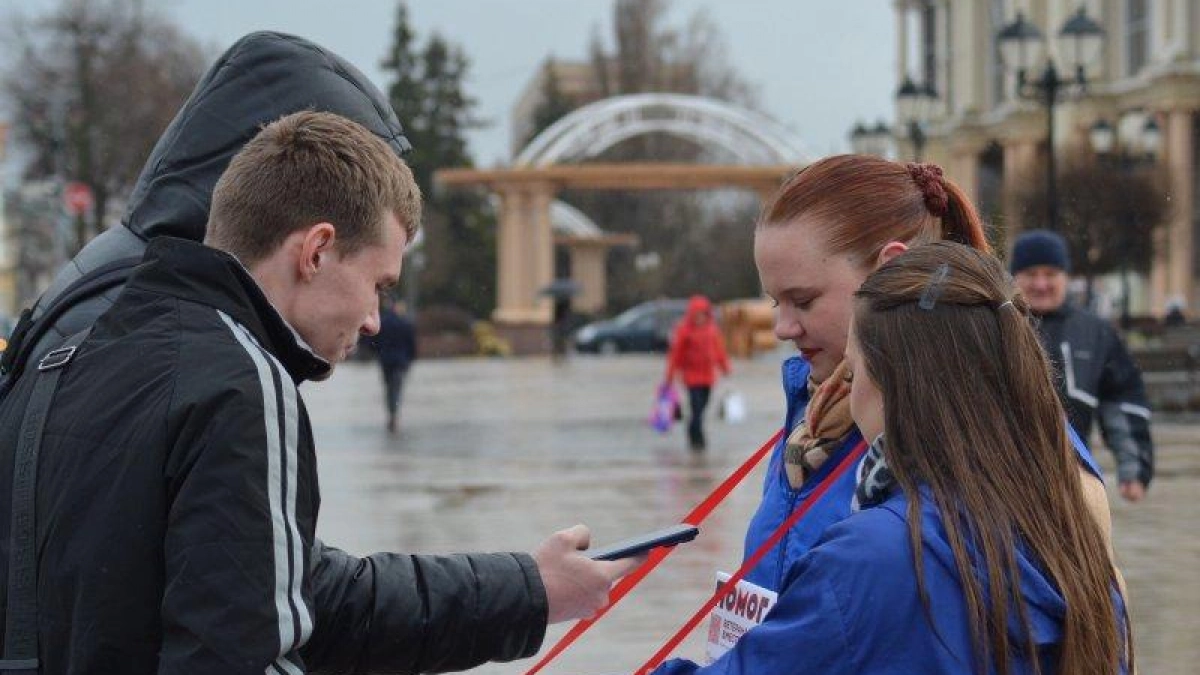 В Курске прошла акция «Красная гвоздика» в поддержку ветеранов
