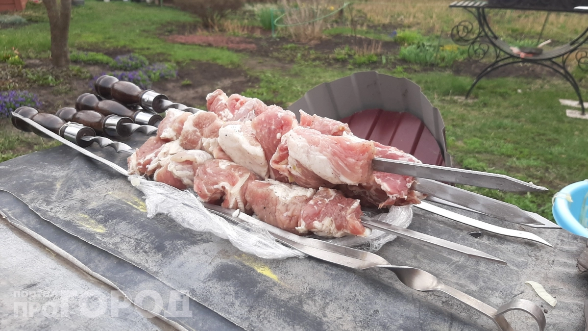 Шашлык ударит по карману: мясо подорожает, а огурцы рухнут в цене — что происходит с продуктами в апреле