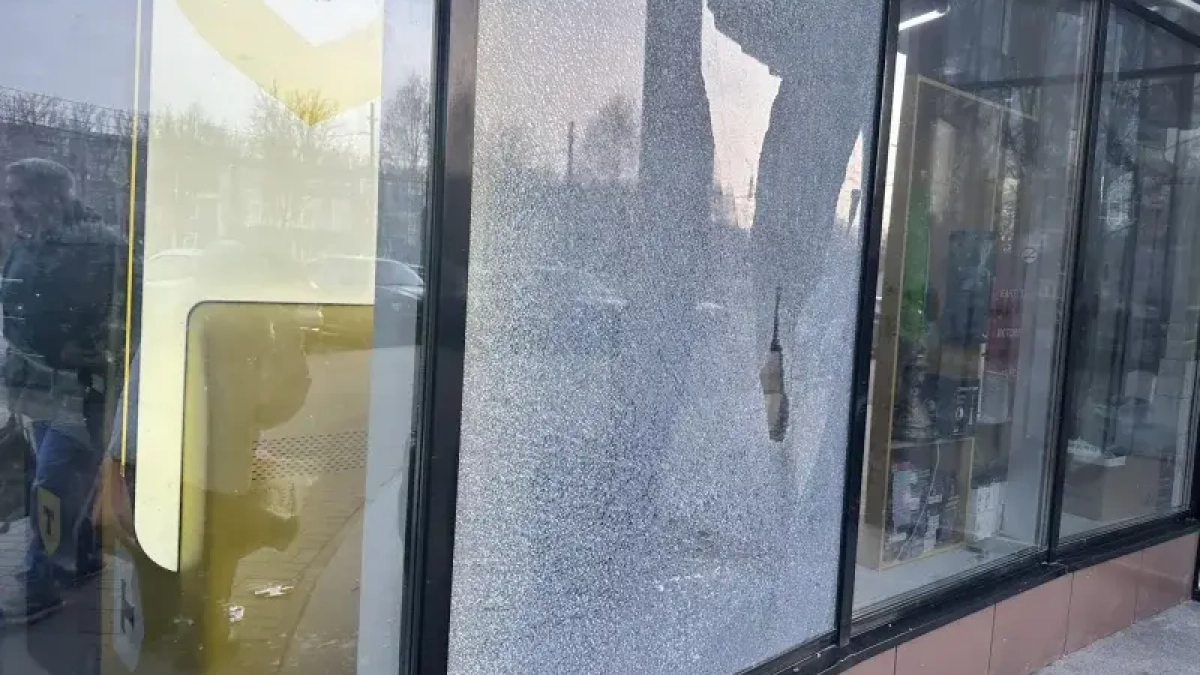 В курском ТЦ «Радуга» в Пасху разбили витрину у банкомата