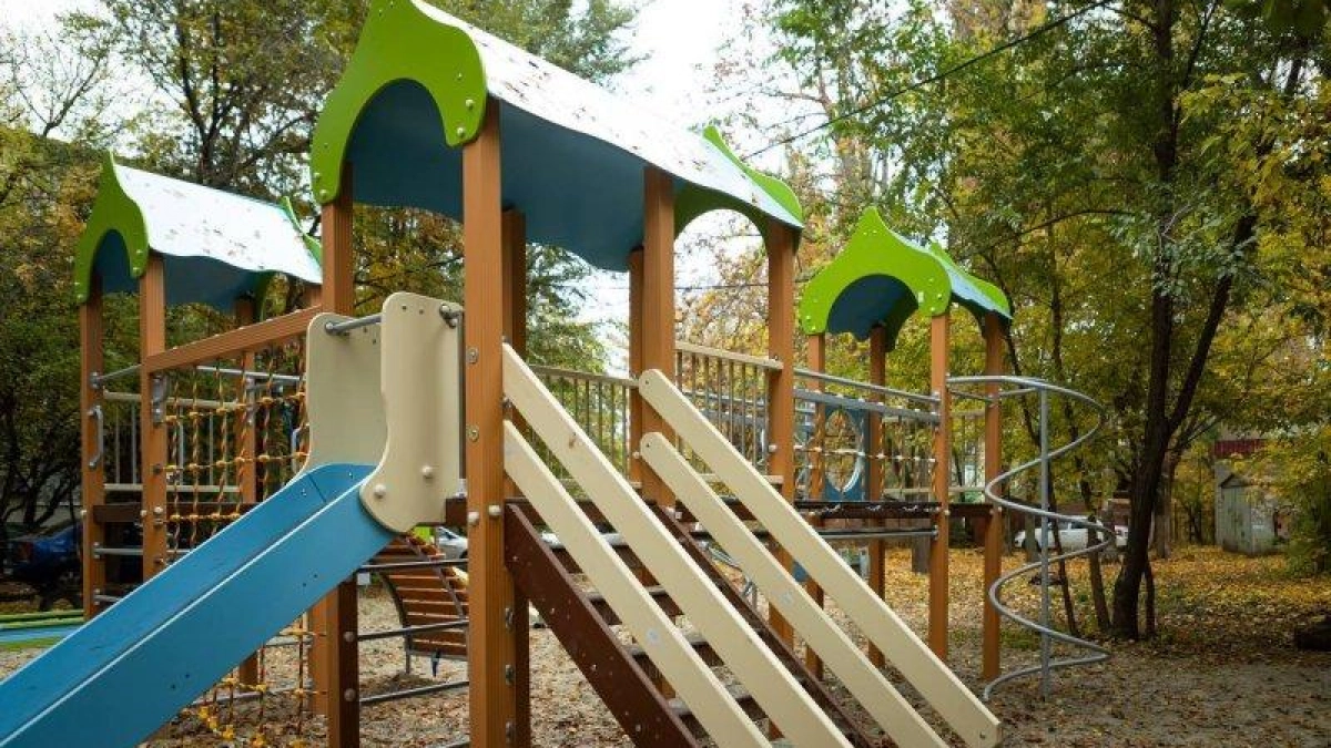 Хинштейн поручил начать отбор дворов для установки детских площадок в Курске