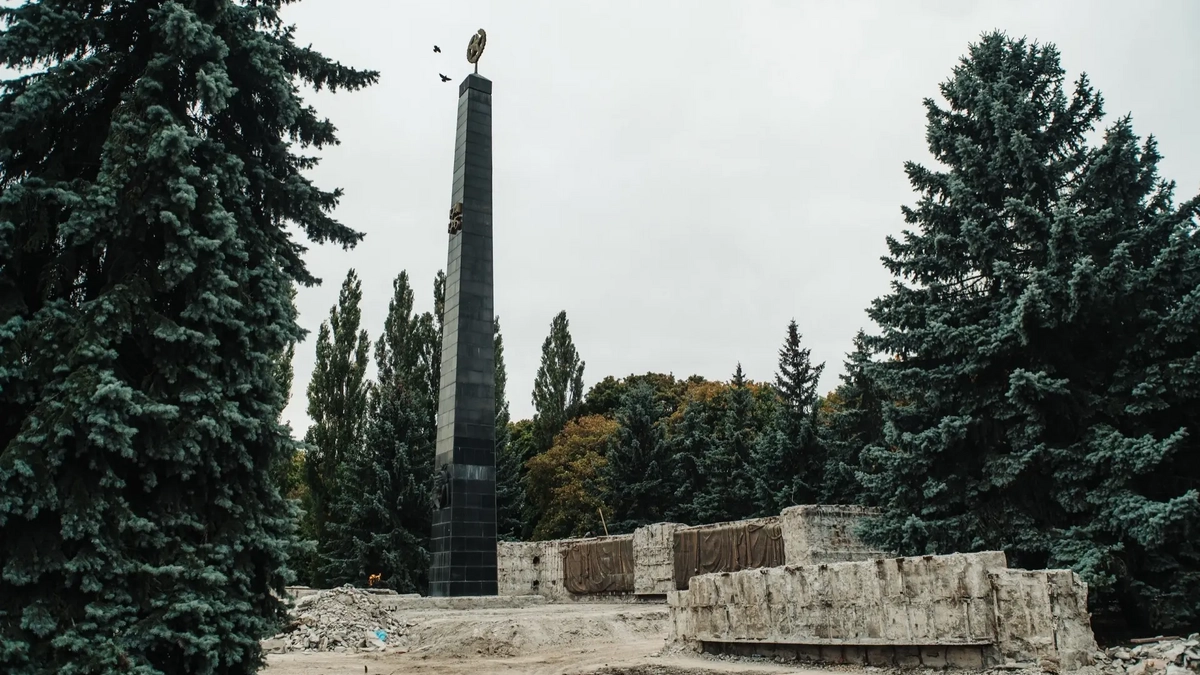 Мемориал в Курске реконструируют: центральную часть сдадут к 23 августа