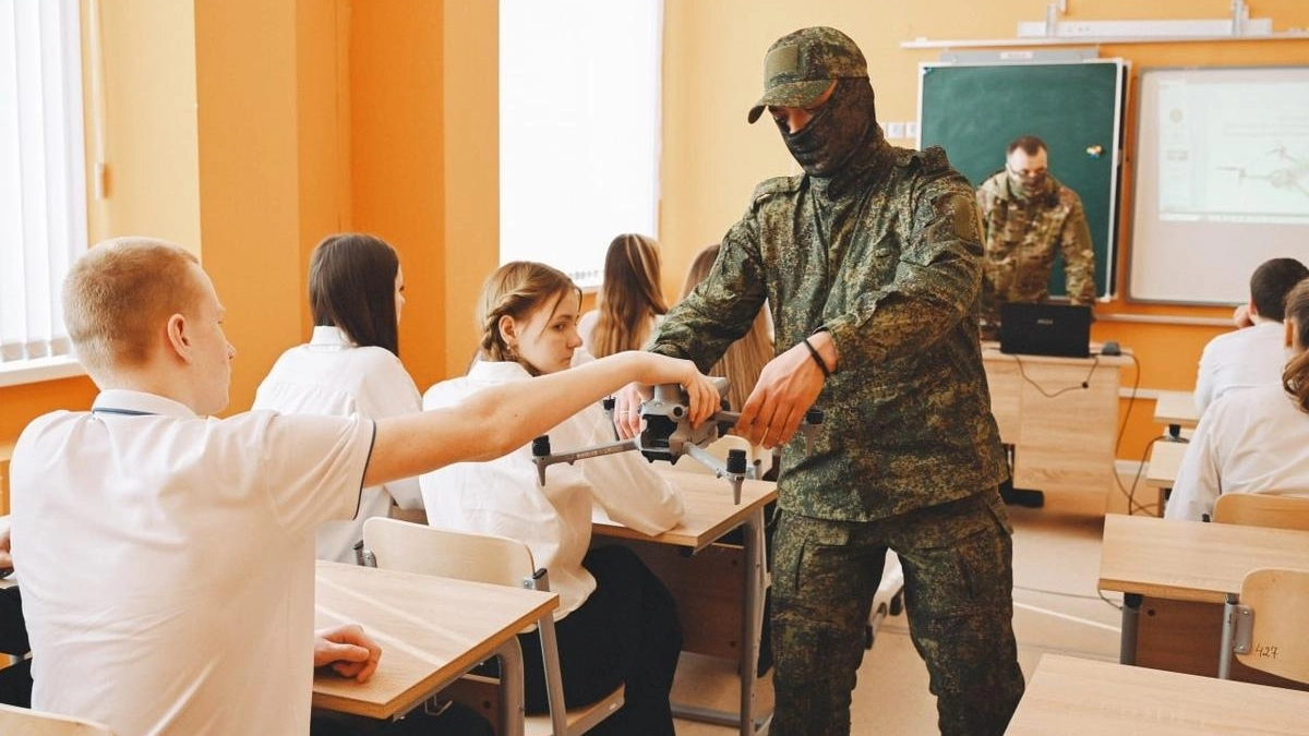 В пяти школах Курска военные учат детей собирать и управлять дронами