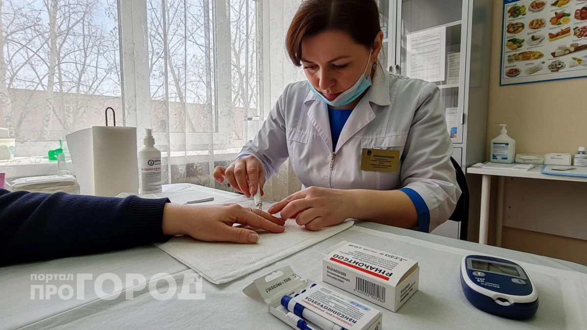 Почему врачи всегда прокалывают именно безымянный палец: вы удивитесь насколько это важно для здоровья