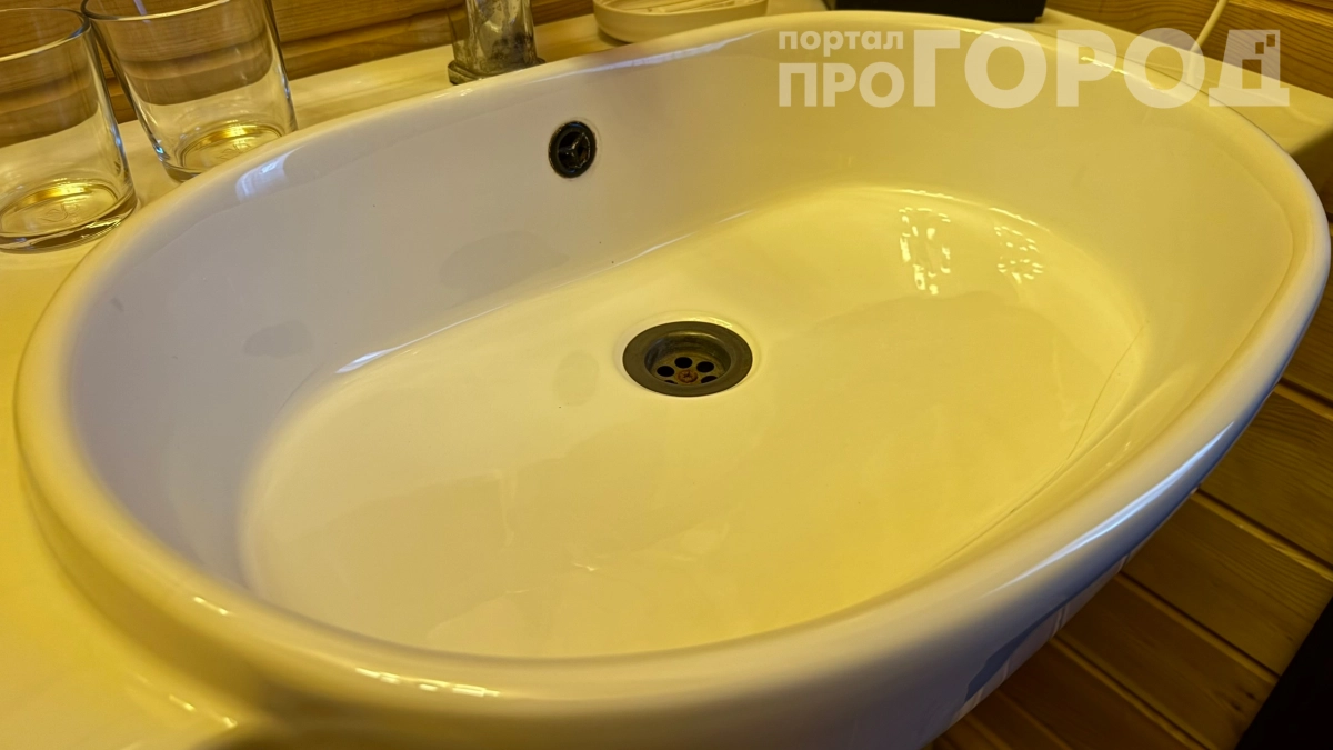 Зачем опытные хозяйки кладут лист бумаги в раковину: лайфхак, который работает на 100%