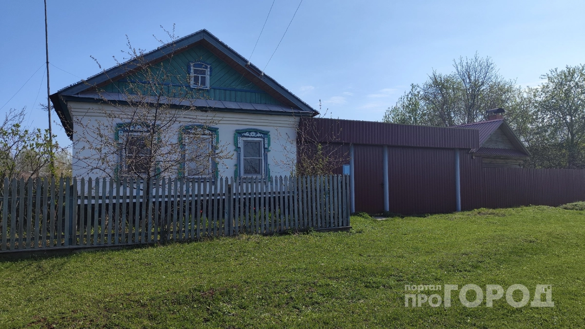 Глухой забор — пустая трата денег: вот как сделать его красивым с обеих сторон за те же деньги