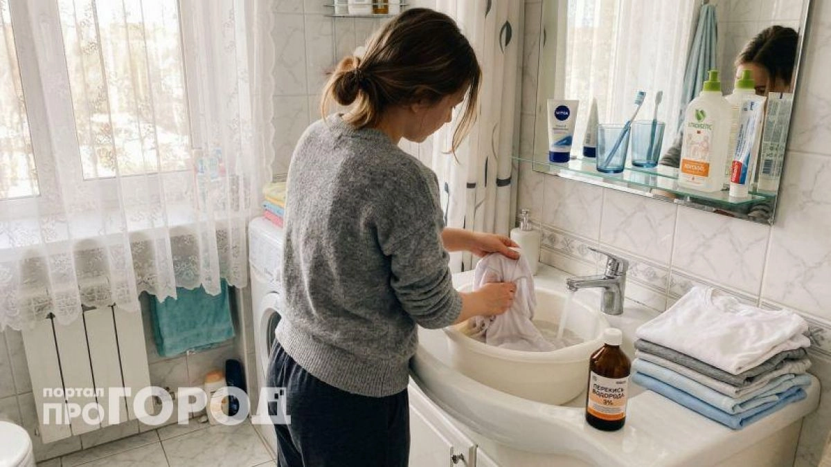 Перестаньте отбеливать вещи часами: это копеечное средство уберет желтые следы за одно замачивание в тазу