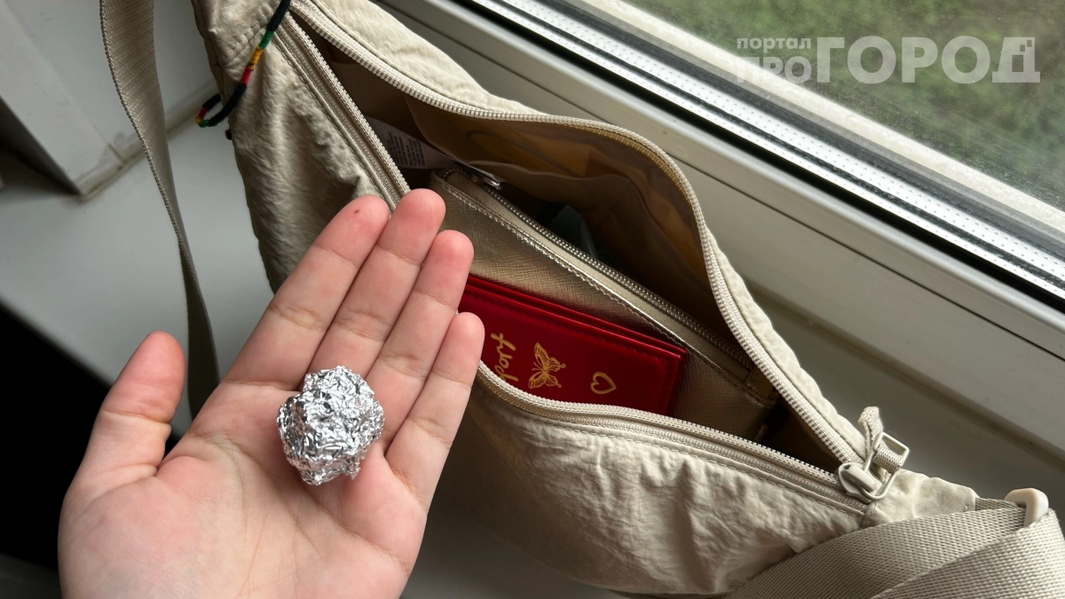 Для чего китайцы кладут шарик фольги в дамскую сумочку: вам тоже стоит его носить