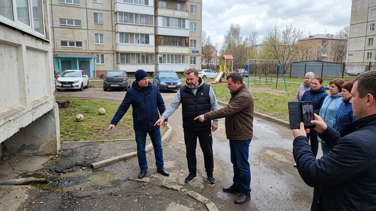 В Курске коллектор 1970-х годов затопил стоками дворы новых домов