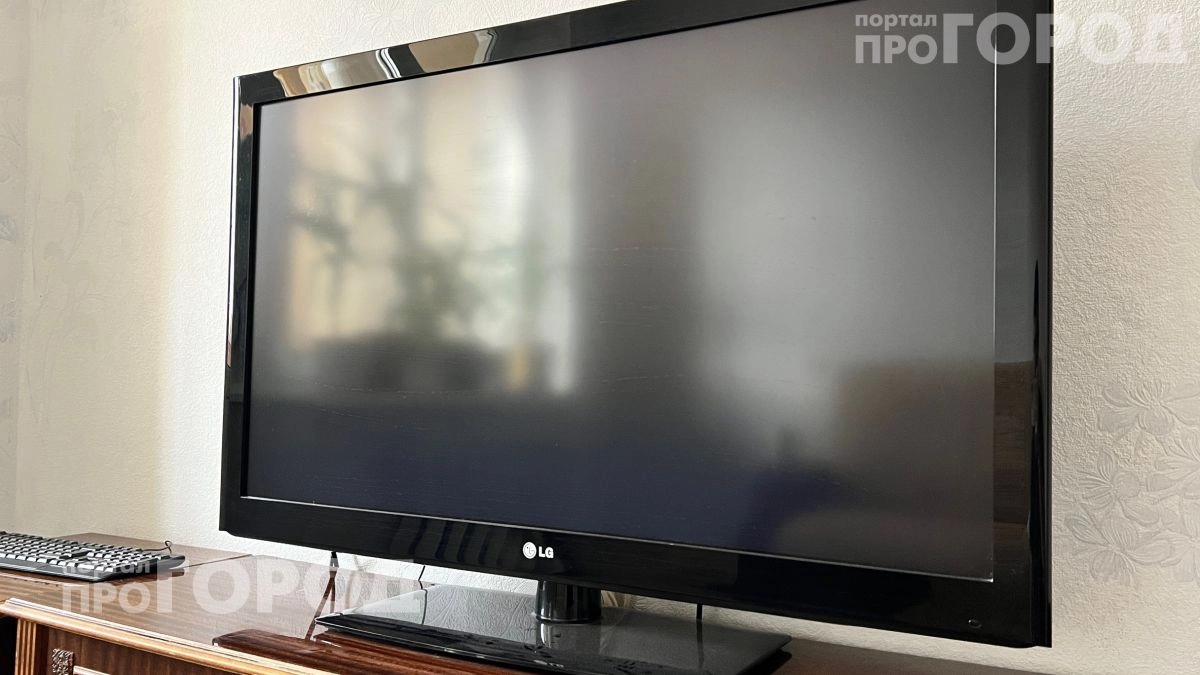 Ваш телевизор покроется пятнами из-за одной привычки: чем протирать экран вместо опасной домашней химии