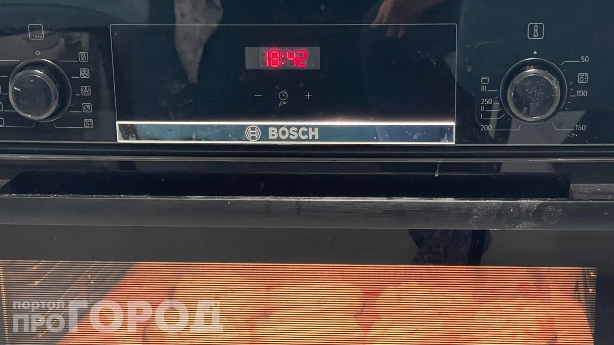 Никакой соды и уксуса: китайский способ отмыть пригоревшую духовку за 10 минут — свекровь удивлена 