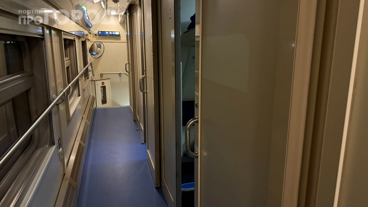 Нижние полки больше не ваши: пассажиры сверху получили официальное право сидеть у столика — разбираем нюансы