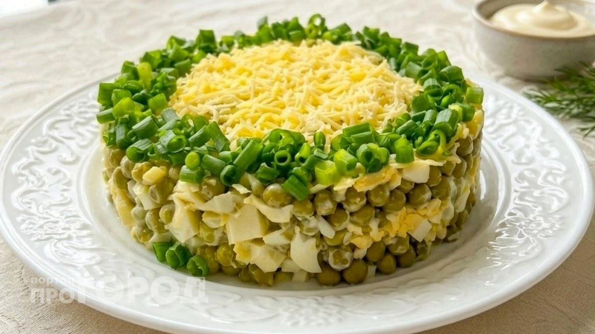 Минимум усилий и всего четыре доступных продукта: этот салат по вкусу даст фору любому ресторанному блюду