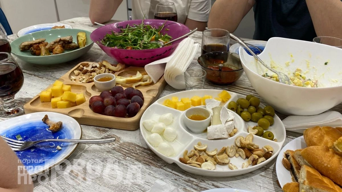 Забудьте про обеденный стол на кухне: дизайнеры показали стильную альтернативу для экономии пространства