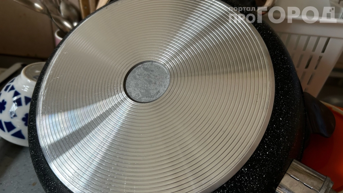 Нагар счищается как пластилин: почему хозяйки выбрасывают металлические щётки после этого метода