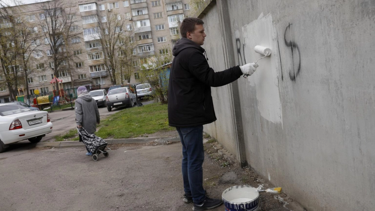 Волонтёры и администрация закрасили 98 наркорекламных надписей в Курске