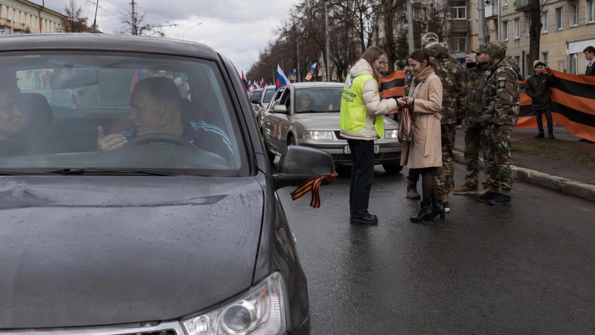 Более 20 машин с флагами проехали по Курску в «Автопробеге Победы»