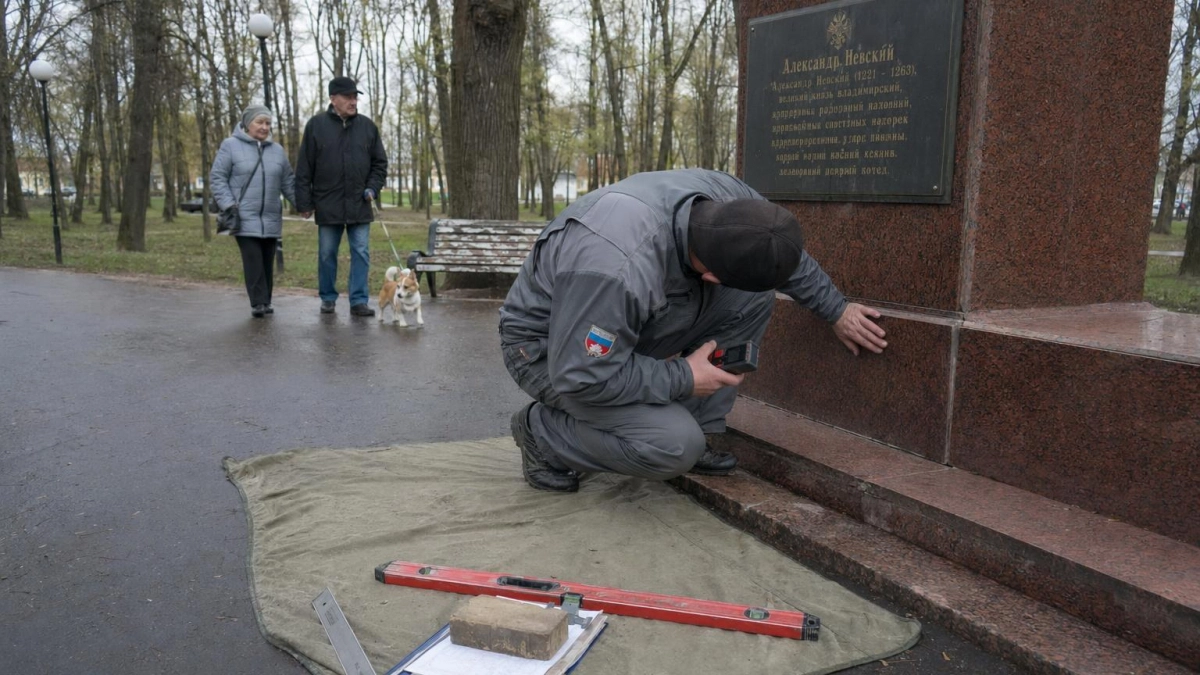 Хинштейн усомнился в смете на ремонт постамента памятника Невскому в Курске