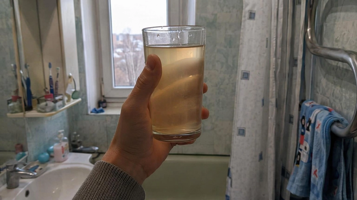 Жители Льгова месяц жалуются на воду, но нарушений не находят