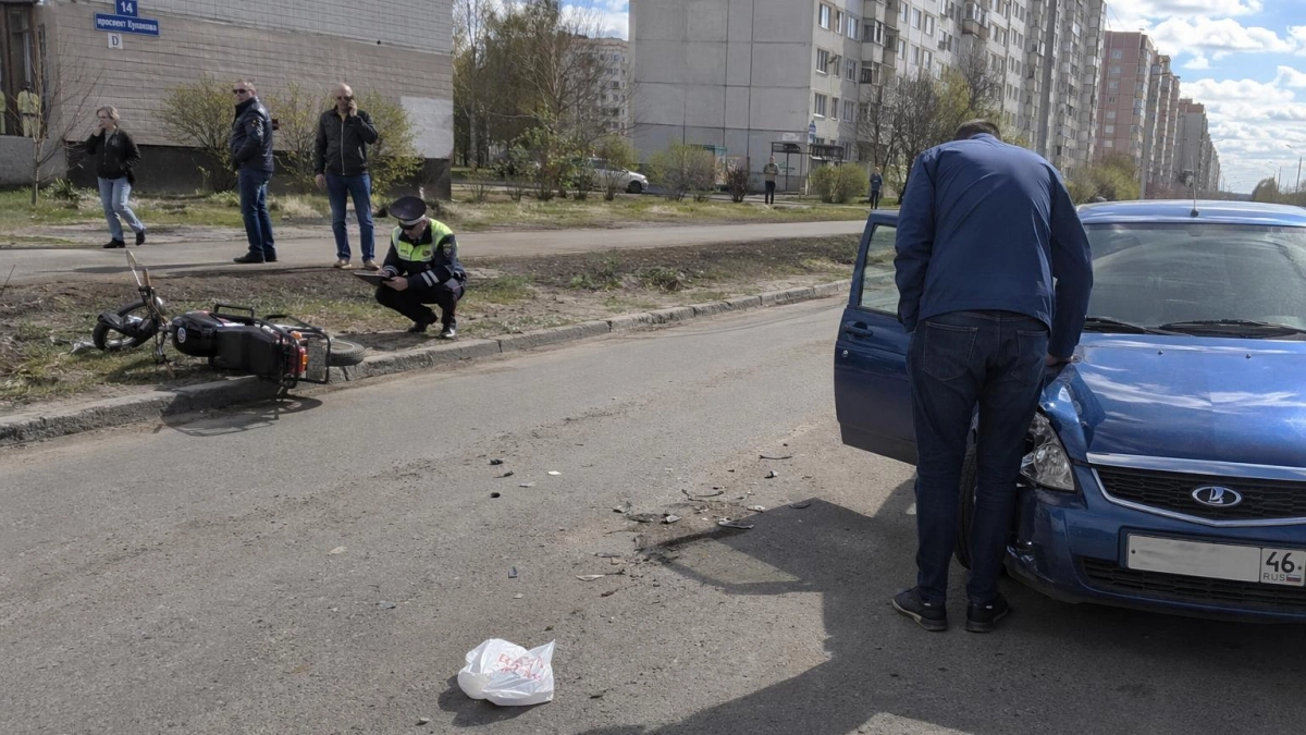 Мопед и «Лада Приора» столкнулись в Курске: двое пострадавших
