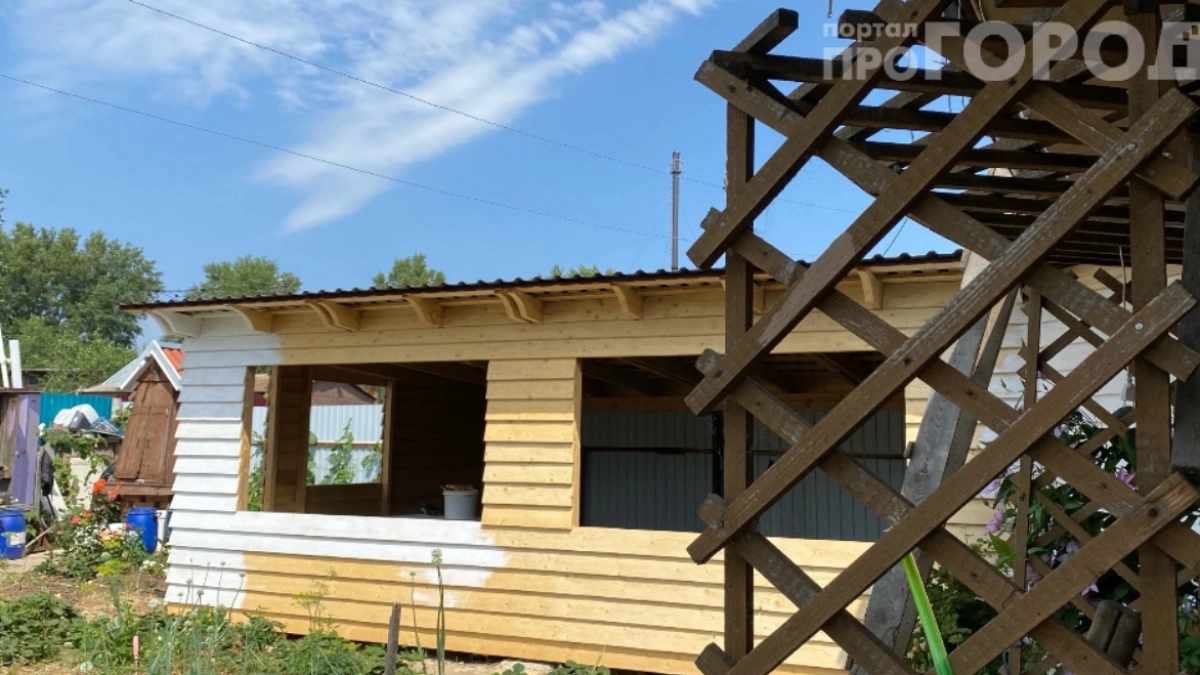 Гараж, баня, навес — сносите сами: что на участке можно возвести без уведомлений и почему соседи делают это годами