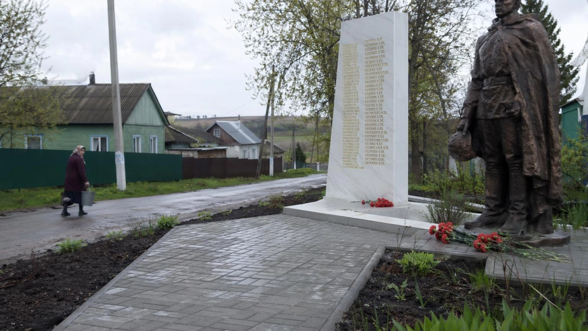 Хинштейн почтил память 168 воинов у обновлённой стелы в курском селе