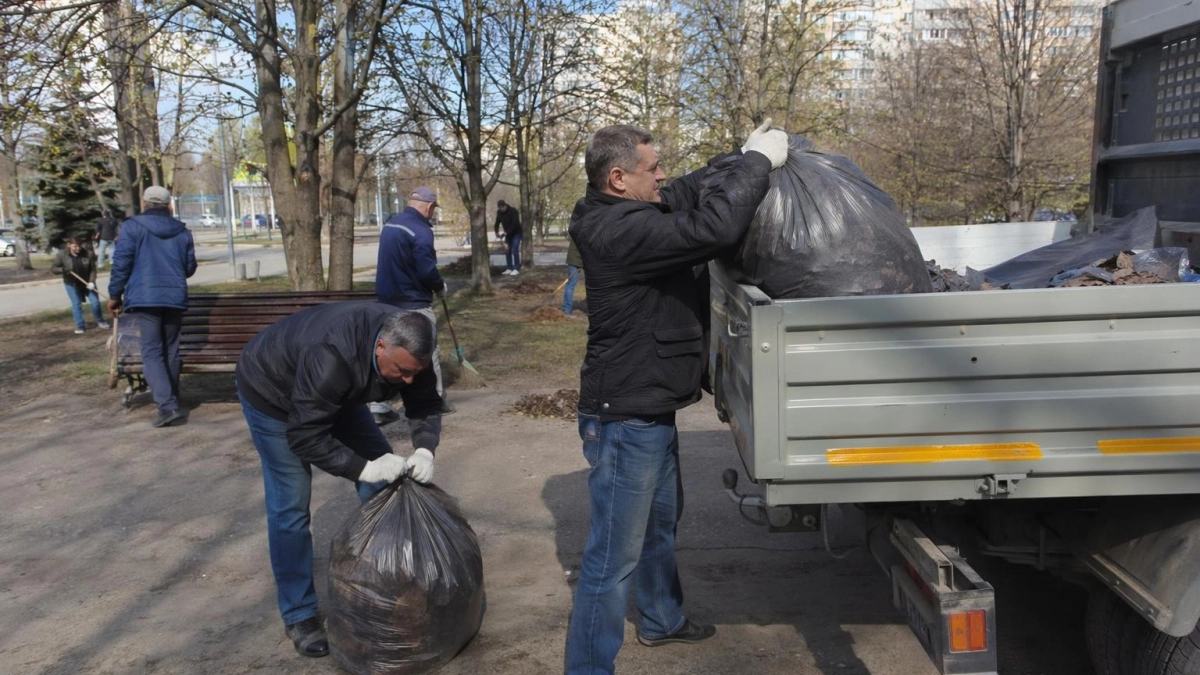 Более 26 тысяч курян вышли на субботник и собрали тысячи кубометров мусора
